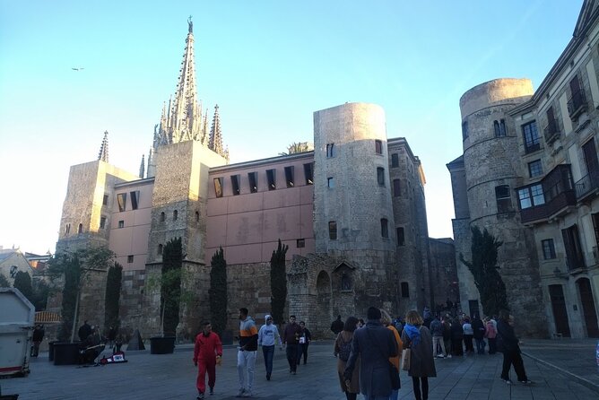 Walking Tour of the Gothic Quarter of Barcelona With Pintxos Tasting - Local Guide Insights