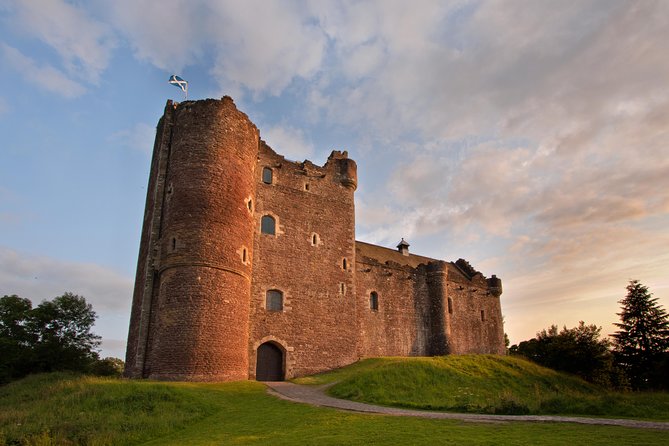 4-Day Outlander Trail Tour From Edinburgh Including Admissions - Tour Guide and Commentary