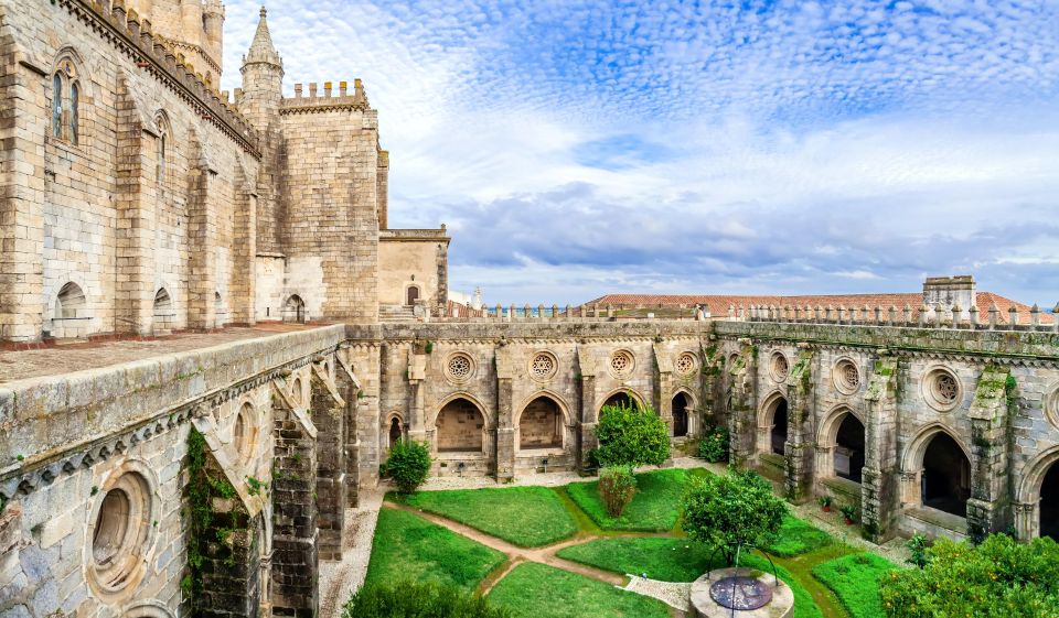 5 Days 5 Tours, Lisbon; Sintra, Fátima, Sesimbra and Évora - Discovering Setúbal, Palmela Castle, Bacalhoa Winery
