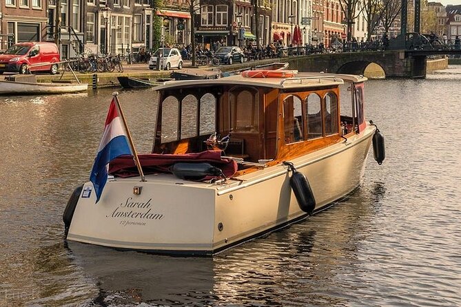 Amsterdam: Luxury Guided Boat Tour Stroopwafels and Drinks! - Captivating Photographs and Memories