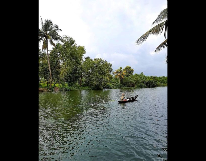 Backwater Cruise, Cloth Weaving, Coir Spinning, Kerala Lunch - Included in the Package