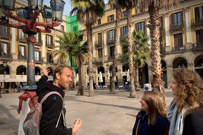 Barcelona 2-in-1 Walking Tour: Old Town Gaudí Street - Insider Glimpse