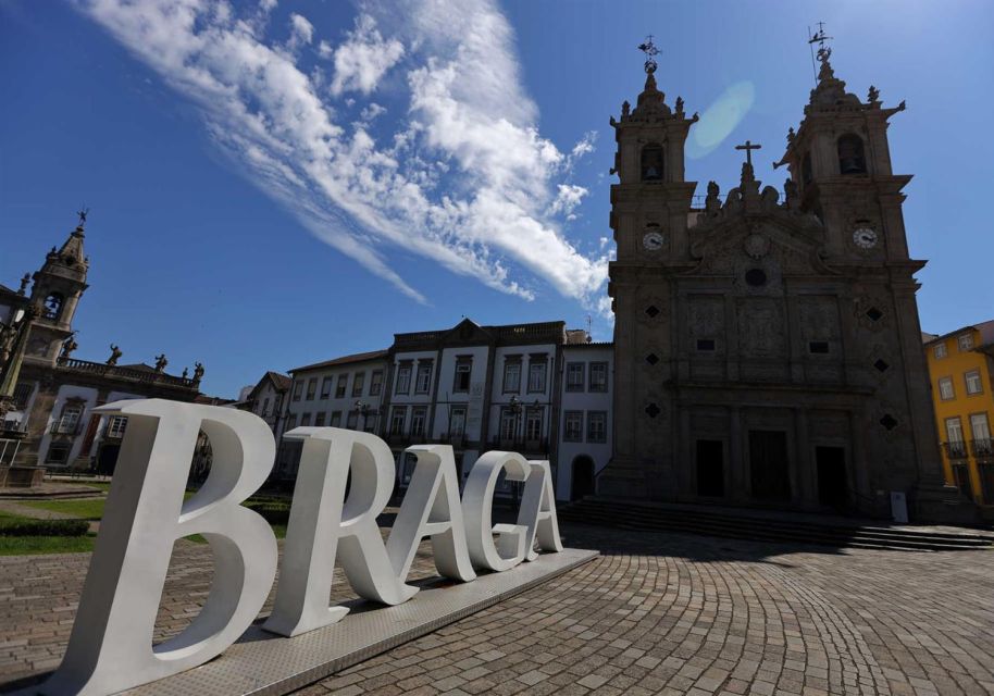 Braga: Scavenger Hunt and City Highlights Walking Tour - Participant Selection and Date