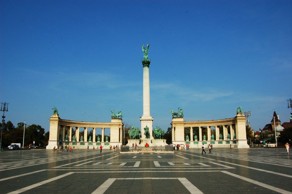 Budapest: Private Walking Tour of City With Spanish Guide - Participant Selection and Starting Times