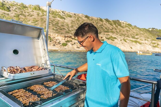 Catamaran With BBQ in the Bay of Palma - Features of the Catamaran