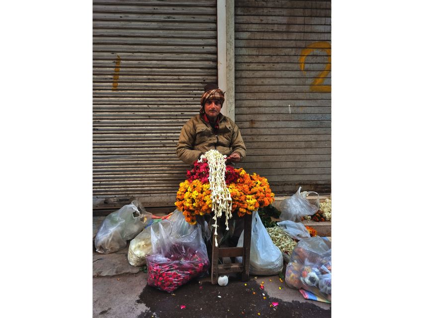 Day in Delhi Like a Local: Authentic Food & Photography - Sikh Hospitality at Gurudwara Temple