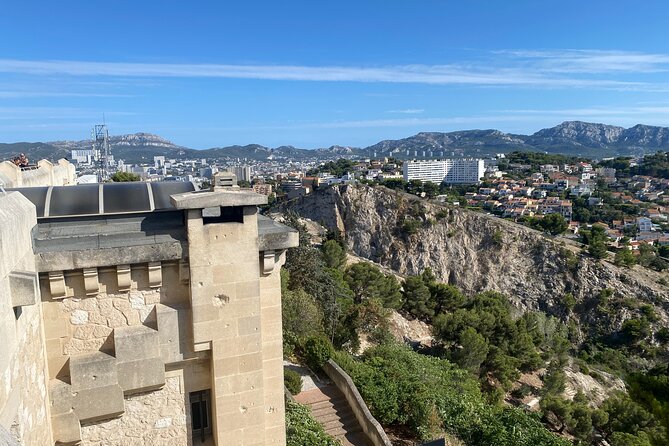 Discover the Old Streets, Monuments and Markets in Marseille. - Navigating the Charming Old Streets