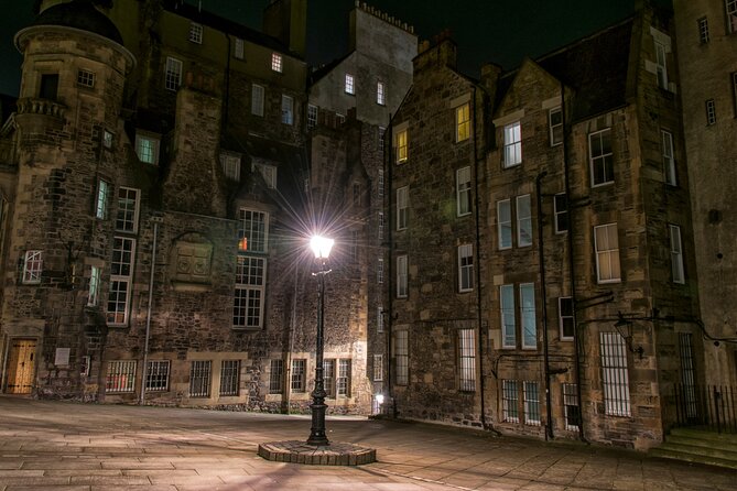 Edinburgh: Witches Old Town Walking Tour & Underground Vault - Character Guide and Vaults