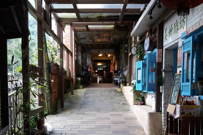 Full-Day Private Tour Taipei Tamsui-Kavalan and Shiding Old Street - Lunch Arrangements
