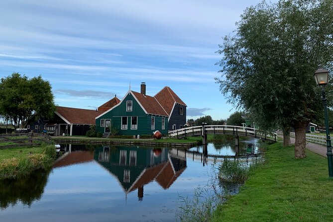 Giethoorn, Afsluitdijk, Zaanse Schans Day Tour Mini VIP Bus Incl. Hotel Pick Up - Tour Guide Insights