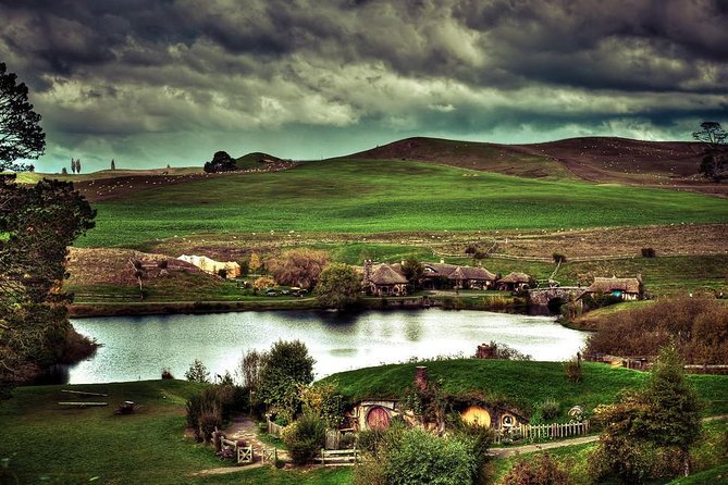 Hobbiton Movie Set Tour & Bluespring & Glowworm Cave Day Tour - Tour Highlights