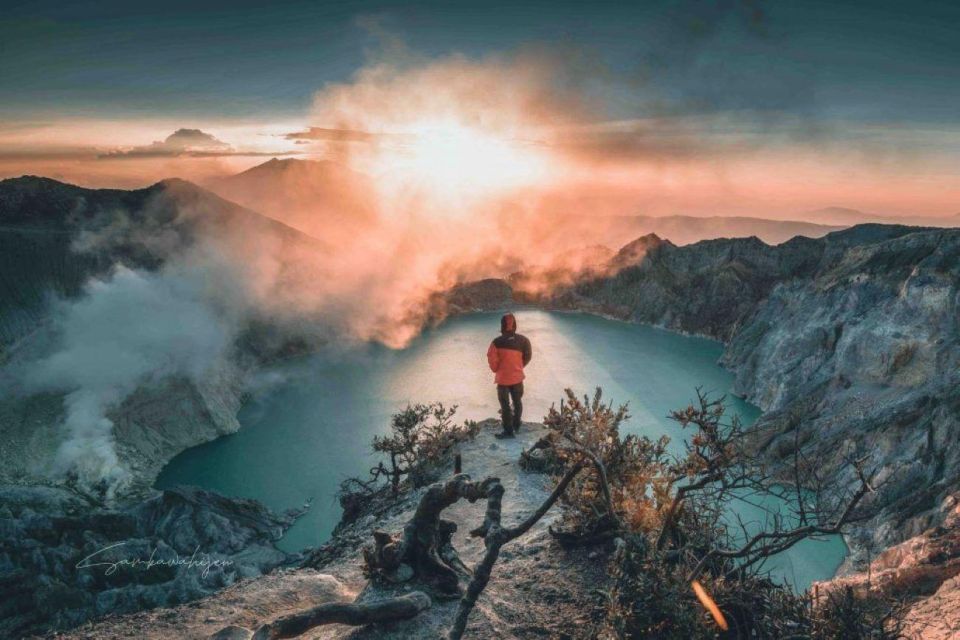 Ijen Crater Trekking Tour From Bali or Banyuwangi - Marvel at the Turquoise-Blue Lake