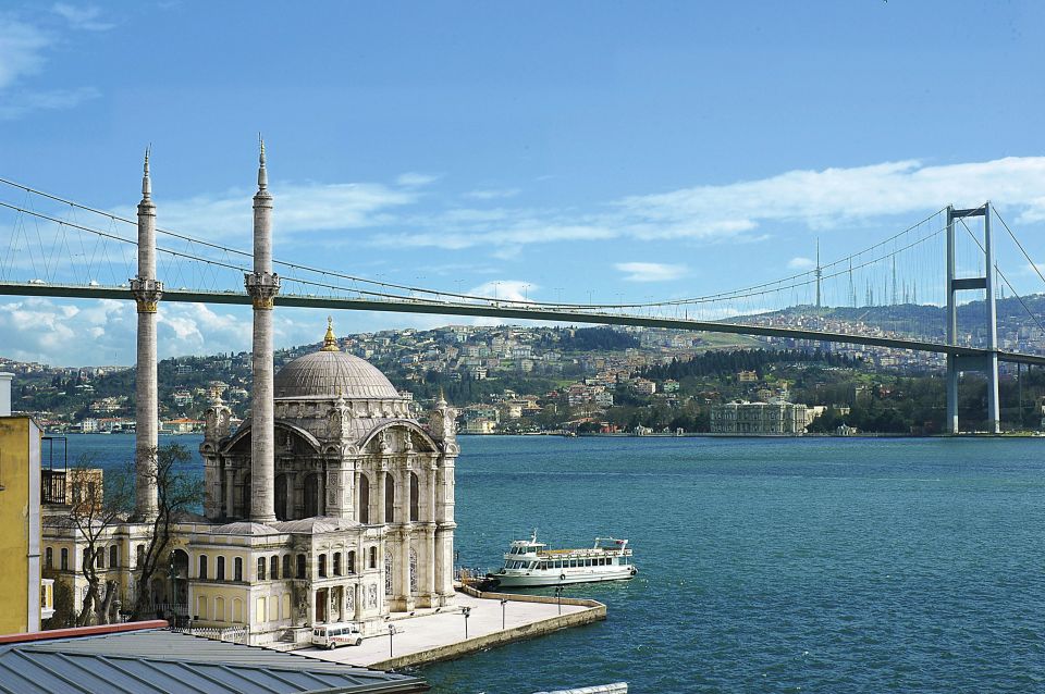 Istanbul: Bosphorus Sightseeing Boat Tour With Guide - Location and Additional Information