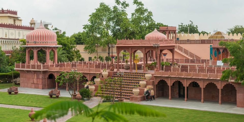 Jaipur: Chokhi Dhani With Private Transportation and Dinner - Dining Experience