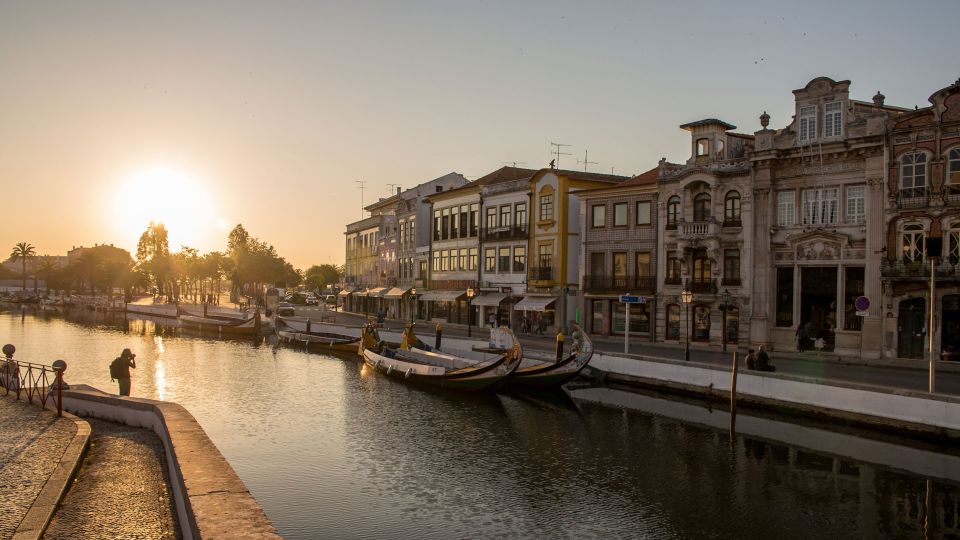 Lisbon: Private Transfer to Porto With Aveiro & Fatima Tour - Full Description