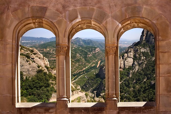 Montserrat Private Guided Tour With Pick up - Travelers Visual Experience
