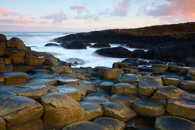 Northern Ireland Highlights Day Trip Including Giants Causeway From Dublin - Insightful Black Cab Tour in Belfast