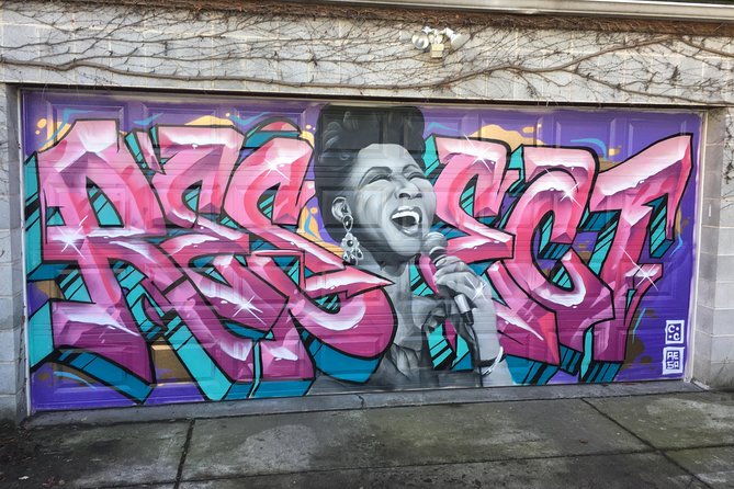 Offbeat Street Art Tour of Chicago: Urban Graffiti, Art, and Murals - Capturing the Art