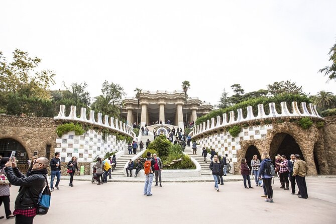 Park Guell Guided Tour With Skip the Line Ticket - Guide Performance