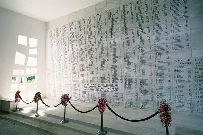 Pearl Harbor Deluxe Uncovered Tour With Lunch - Tour Guide Experience