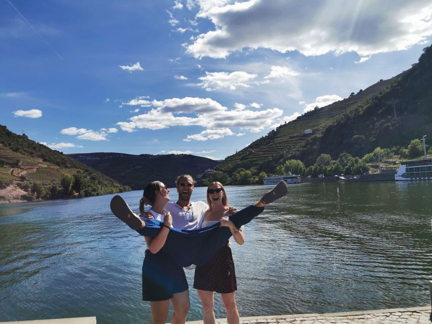 Porto & Douro: Visit to Viewpoints, Lunch, 2 Wine Tasting - Tour Highlights