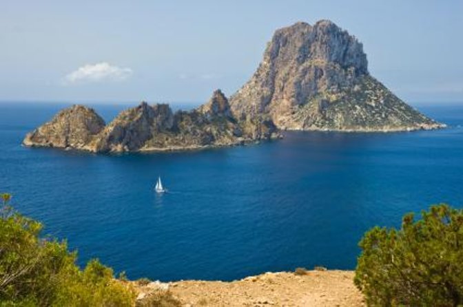 Private Catamaran Beach Hopping in Ibiza - Amenities and Dining Options