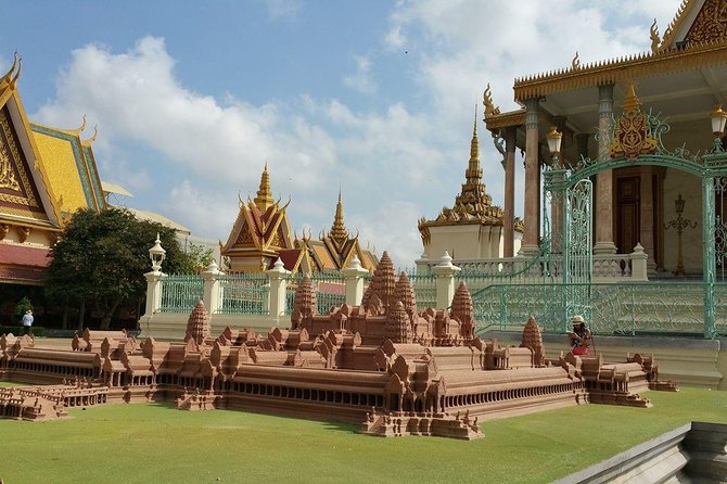 Private One Day Trip in Phnom Penh Capital City - Delicious Meals and Refreshments
