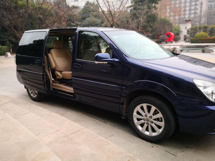 Roundtrip Transfer: Chengdu to Giant Buddha/Panda/Dujiangyan - Vehicle Options Based on Group Size