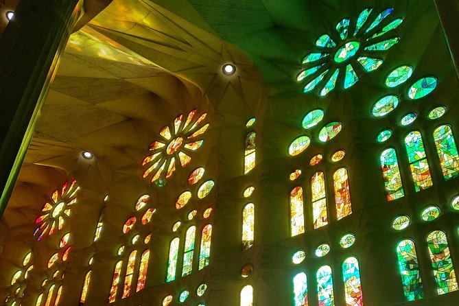 Sagrada Familia English Guided Tour & Optional Tower Access - Meeting Point Logistics