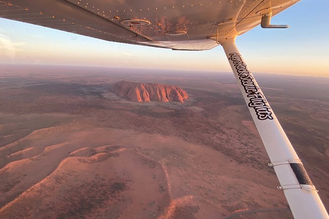 Scenic Plane Flight: Uluru Rock Blast - Pilot Expertise and Commentary