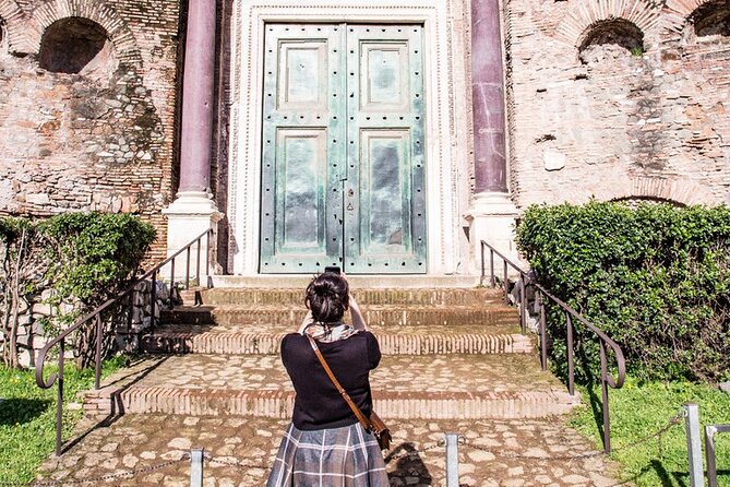 Small Group Colosseum and Roman Forum Tour With Arena Floor Access - Guide Expertise and Customer Feedback