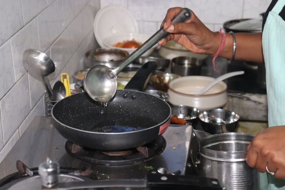 Udaipur: 4-Hour Indian Food Cooking Class With Full Meals - Instructor Qualifications and Group Size