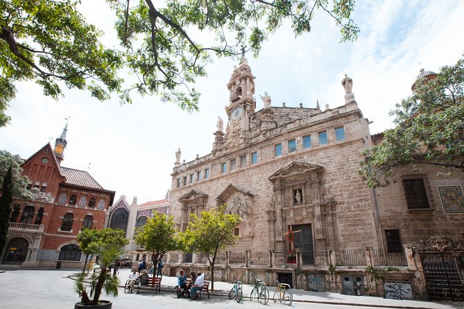 Valencia: San Nicolás, Silk Museum and Santos Juanes Church - Common questions