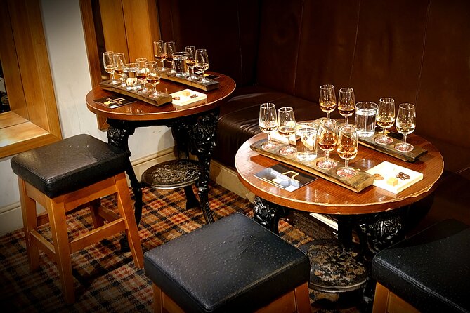 Whisky Tasting in a Traditional Edinburgh Bar - Uniqueness of Edinburgh Whisky Bars