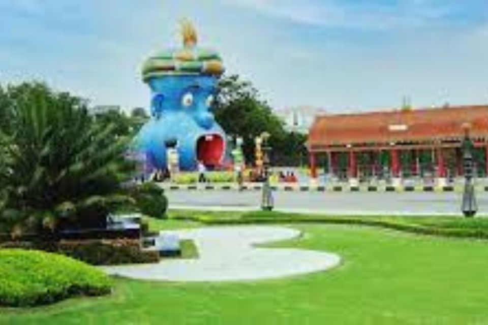 9-Hour Full Day Ramoji Film City Tour With Lunch - Greeting, Refreshments, and Attractions