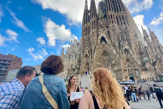 Barcelona in a Day Tour: Sagrada Familia, Park Guell & Old Town - Overall Experience and Booking Information