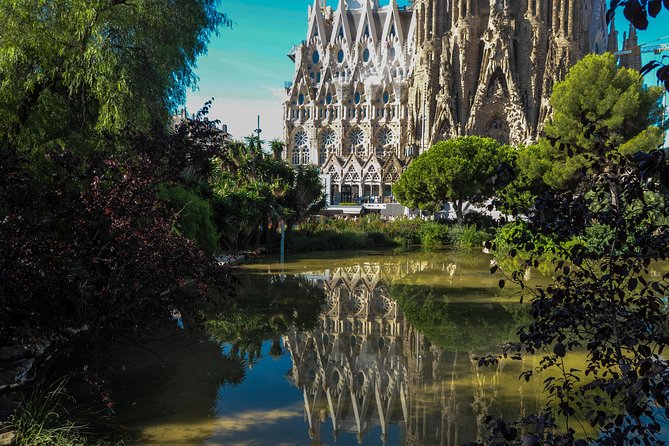 Best of Barcelona & Sagrada Familia Tour With Priority Access - Guide Expertise and Recognition