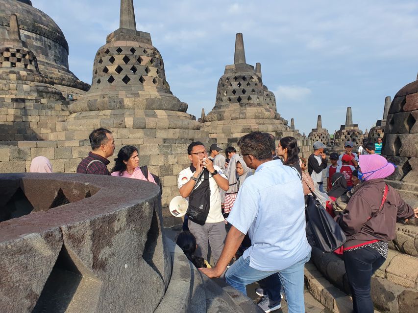 Borobudur Tour Climb up to the Top & Prambanan With Lunch - Lunch and Dining Experience