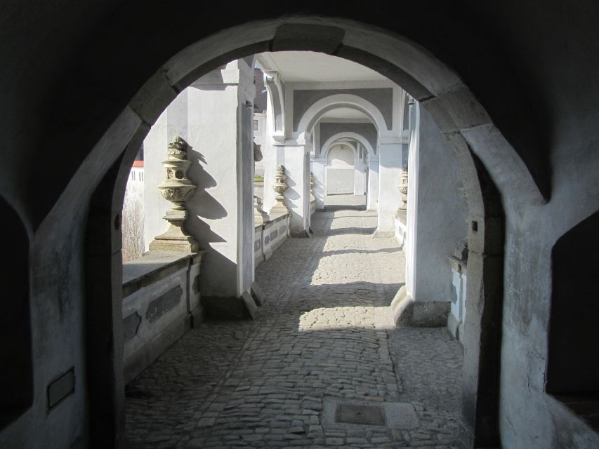Český Krumlov: 2 Hour Private Walking Tour With Guide - Guides Expertise