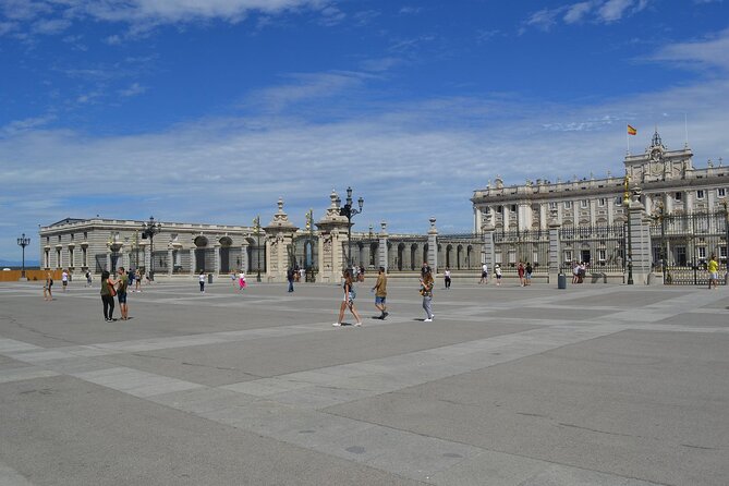 Guided Tour to the Royal Palace of Madrid - Common questions