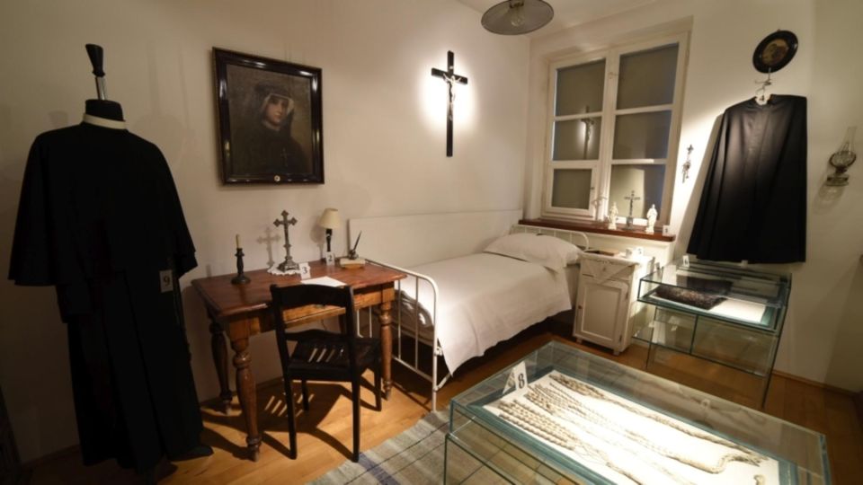 Krakow: Pope John Paul II: Guided Tour - Home & Sanctuary - Inclusions and Services