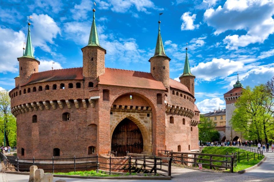 Krakow: St. Mary's Church and Rynek Underground Museum Tour - Expert Guided Exploration