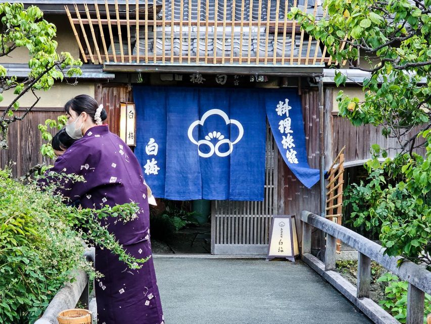 Kyoto: Gion District Guided Walking Tour at Night With Snack - Additional Information and Snack Enjoyment