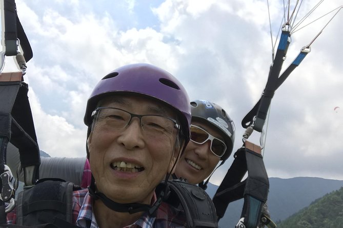 Paragliding in Tandem Style Over Mount Fuji - Pilot Expertise and Communication During Flight
