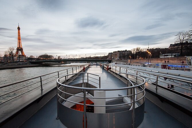 Paris Seine River Dinner Cruise With Live Music by Bateaux Mouches - Dining Experience