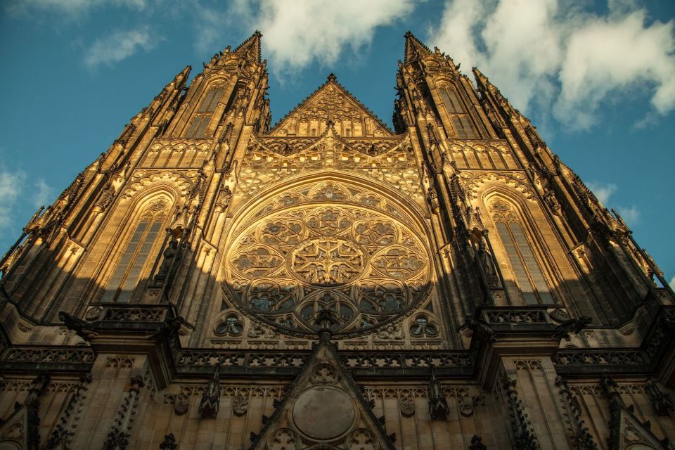Prague: 3-Hour Old Town and Prague Castle Tour in German - Inclusions: Licensed Guide and Tram Ticket