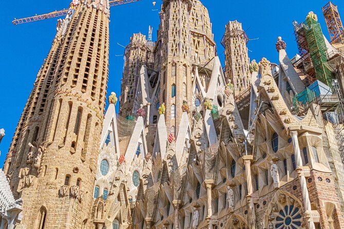 Sagrada Familia: Fast Track Guided Tour With Optional Tower - Tour Guides and Customer Feedback