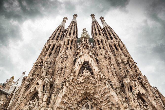 Sagrada Familia Small Group Guided Tour - Visitor Experiences