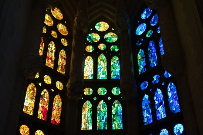 Sagrada Familia Small Group Tour With Skip the Line Ticket - Footwear and Accessibility