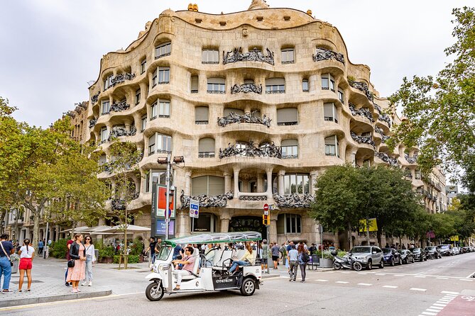 Welcome Tour to Barcelona in Private Eco Tuk Tuk - Host Responses and Customer Satisfaction